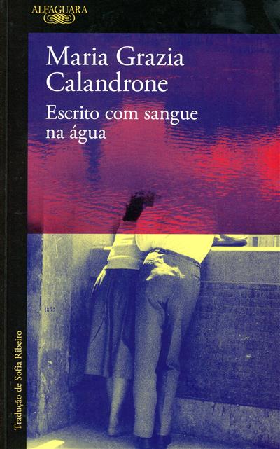 Capa de Escrito com sangue na água: a minha mãe, um assunto dos jornais